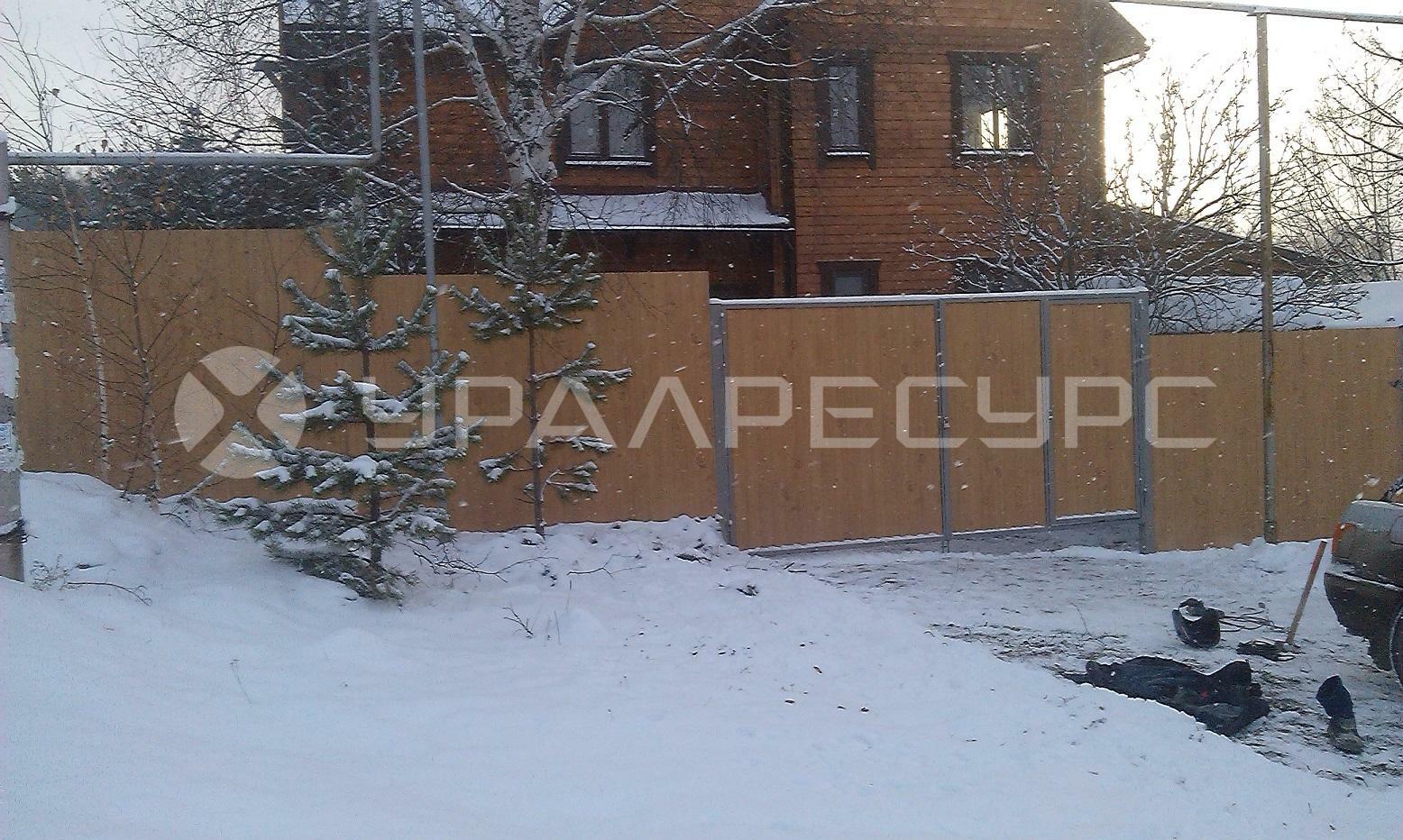 Забор из профлиста под дерево в пос. Зеленый Бор